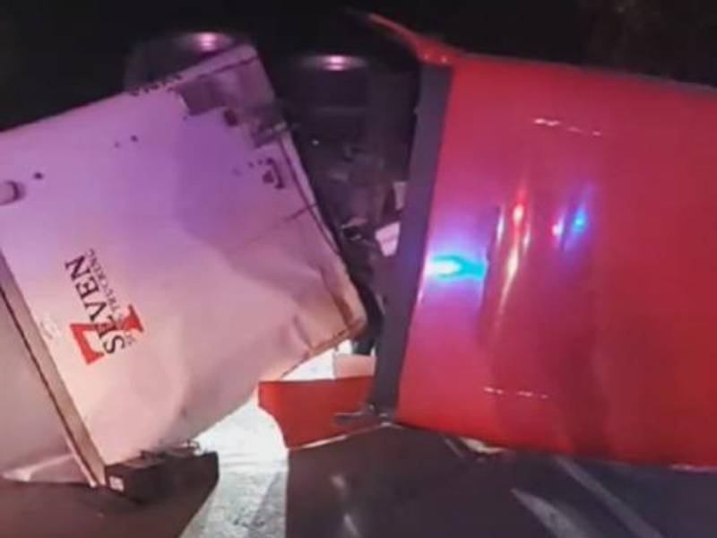 La rastra quedó volcada en medio de la carretera CA-4, bloqueando por completo el paso vehicular entre Quimistán y La Flecha, en Santa Bárbara.