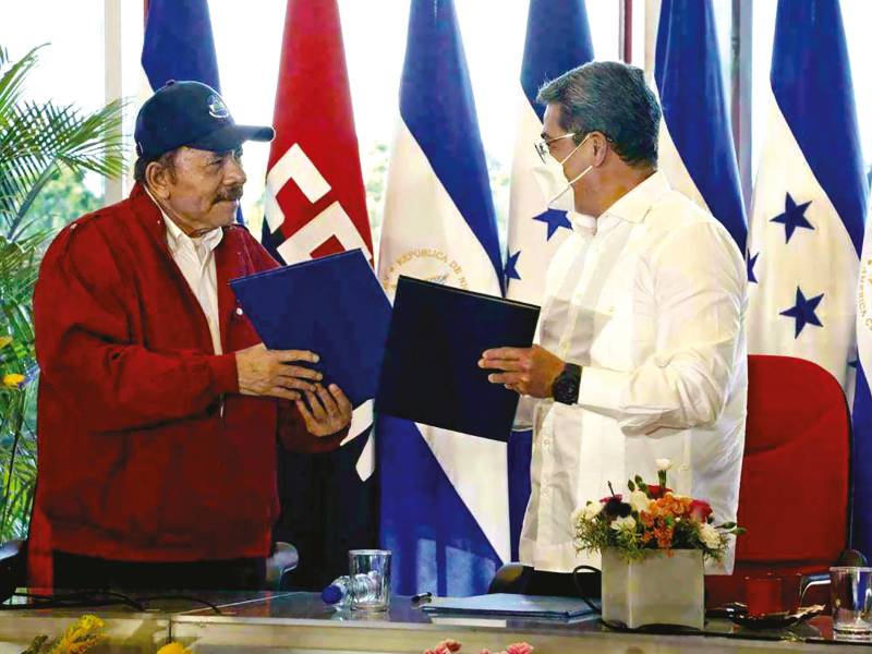 Los presidentes Daniel Ortega de Nicaragua y Juan Orlando Hernández tras firmar el importante acuerdo limítrofe el miércoles.