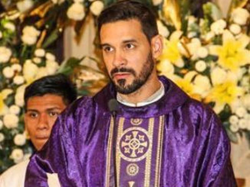 Video: Sacerdote roba suspiros y lo llaman el padre más guapo