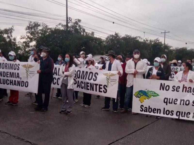 Médicos hondureños protestando con pancartas en el bulevar del sur de San Pedro Sula.