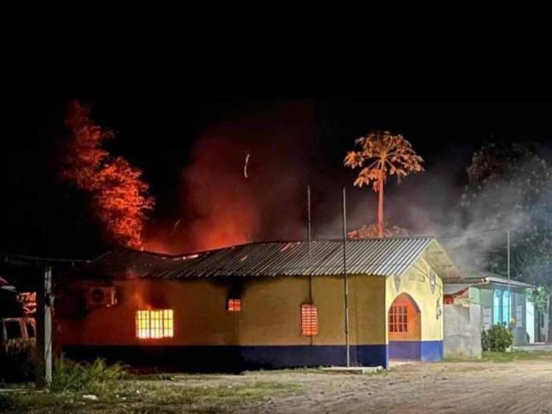La posta policial de Limón se quemó casi en su totalidad y los policías no pudieron sacar nada.
