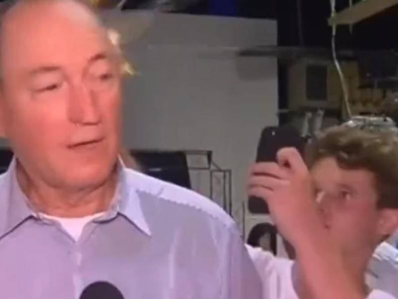 Video: Periodista golpea a joven tras quebrarle un huevo en la cabeza