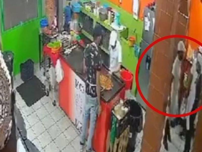 Video: Hombre ataca a puñaladas a su compañero en taquería