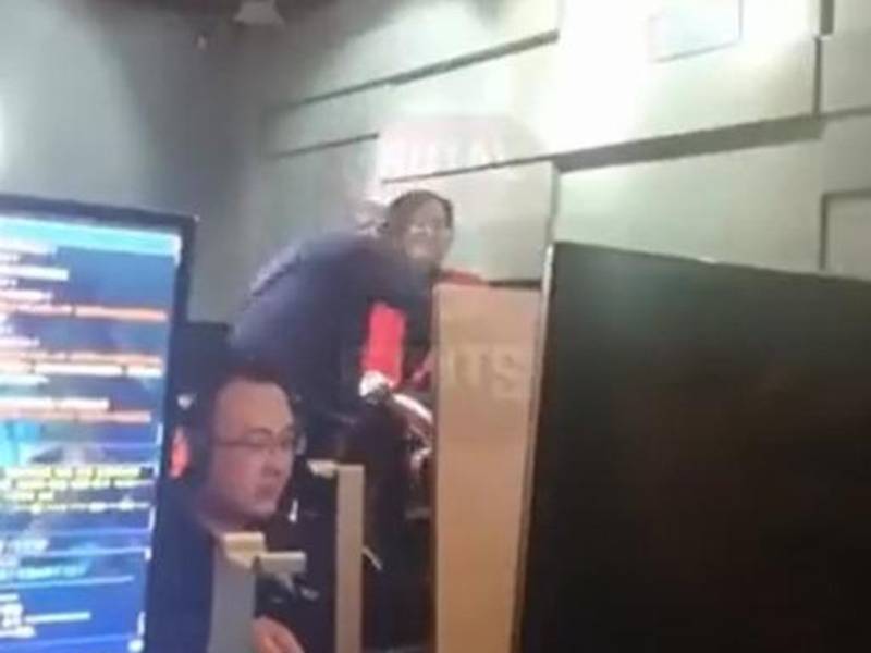 Video: Padres golpean a su hijo luego de haber robado dinero