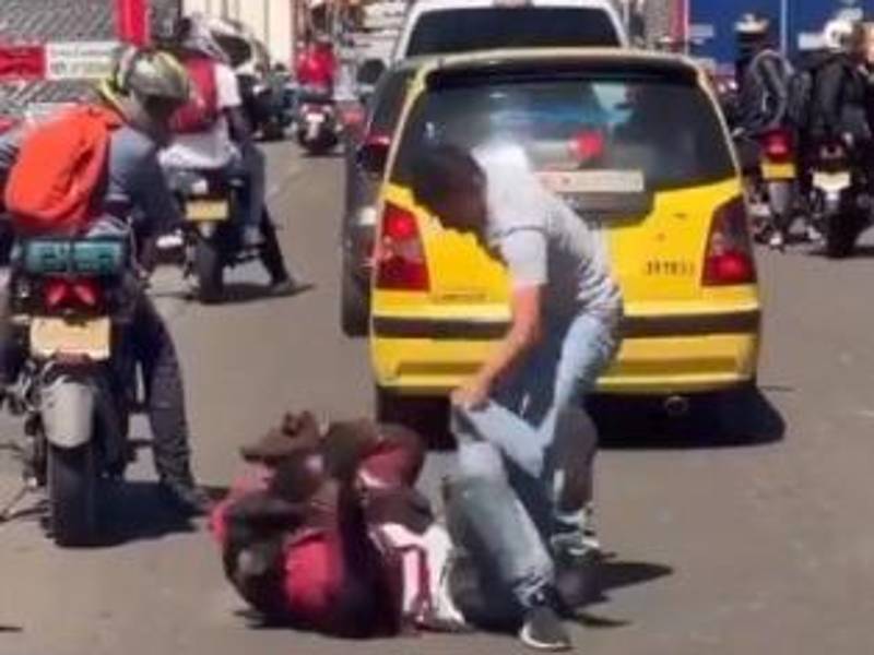 Video: Conductor de autobús golpea a hombre que intentó asaltar a pasajeros