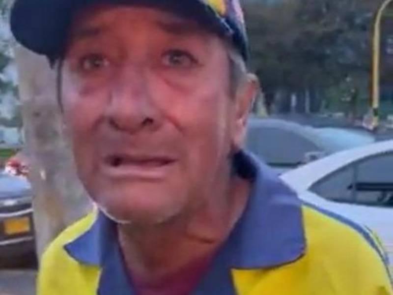 Video: Abuelito rompe en llanto tras robarle carrito de vender paletas