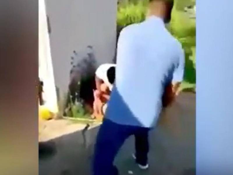VIDEO: Vecinos golpean a hombre que agredía a su esposa