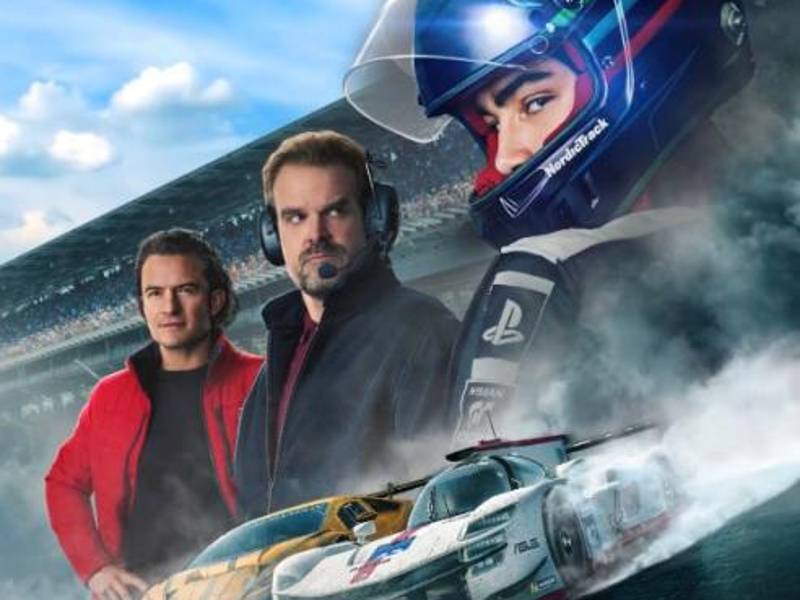 El estreno en cines este jueves pasado de la película “Gran Turismo” (GT) es el último ejemplo de las múltiples adaptaciones a la gran pantalla de populares videojuegos, desde el reciente “Super Mario” hasta “Tomb Raider” o “ Fantasía Final”.<b>“Gran Turismo”: un homenaje al videojuego basado en hechos reales.</b>La película está inspirada en la historia real de Jann Mardenborough (interpretado por Archie Madekwe), el adolescente que pasó de jugar a este videojuego que simula conducir un auto a iniciar su carrera como piloto de carreras tras una competición organizada por Nissan y Play Station. Entre su reparto destaca la participación de David Harbour (“Stranger Things”), Orlando Bloom (“Piratas del Caribe”), Archie Madekwe (“Midsommar”) o la exintegrante de las Spice Girls Geri Halliwell.