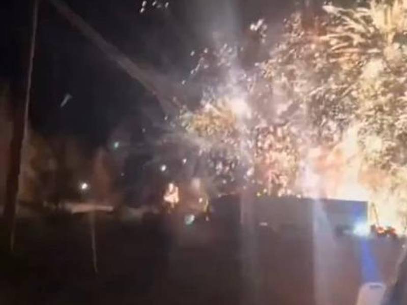 Video: Explota camión con pirotecnia