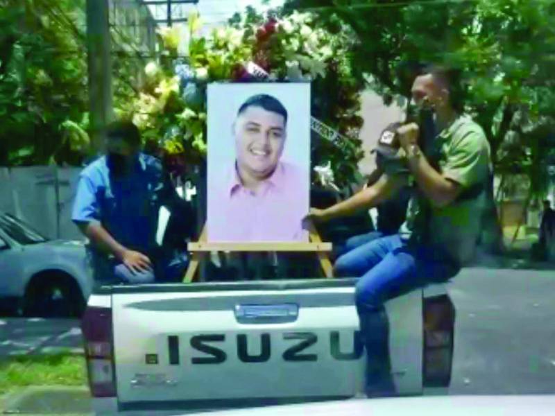 El cortejo fúnebre iba custodiado por patrullas.