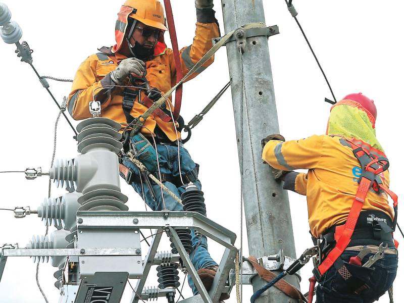 <b><span class=mln_uppercase_mln>Mantenimiento.</span></b> Empleados de la EEH trabajan en el mantenimiento de líneas de transmisión.