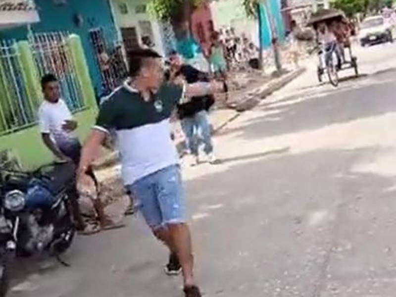 Video: Policía dispara contra hombre por intentar golpearlo con una piedra