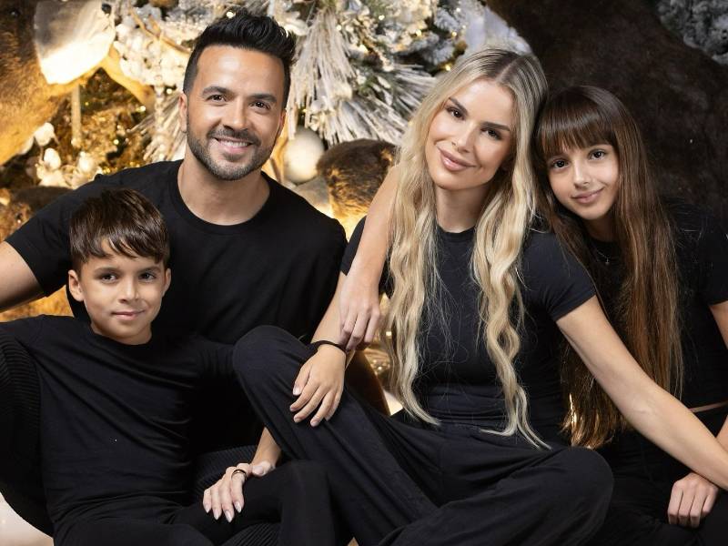 Águeda López junto a Luis Fonsi y sus hijos.
