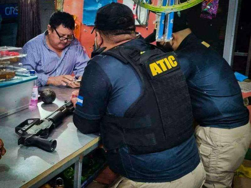 El exaspirante a alcalde Santos Victoriano Reyes fue capturado en su negocio ayer por la Atic, mientras que la Fuerza Antimaras apresó a tres sujetos en la colonia El Pedregal de Tegucigalpa vinculados al tráfico de drogas.