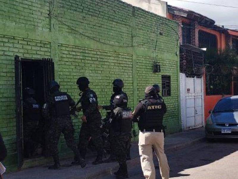 Los agentes de la Atic y elementos de la Policía Militar allanaron el sitio para investigación.