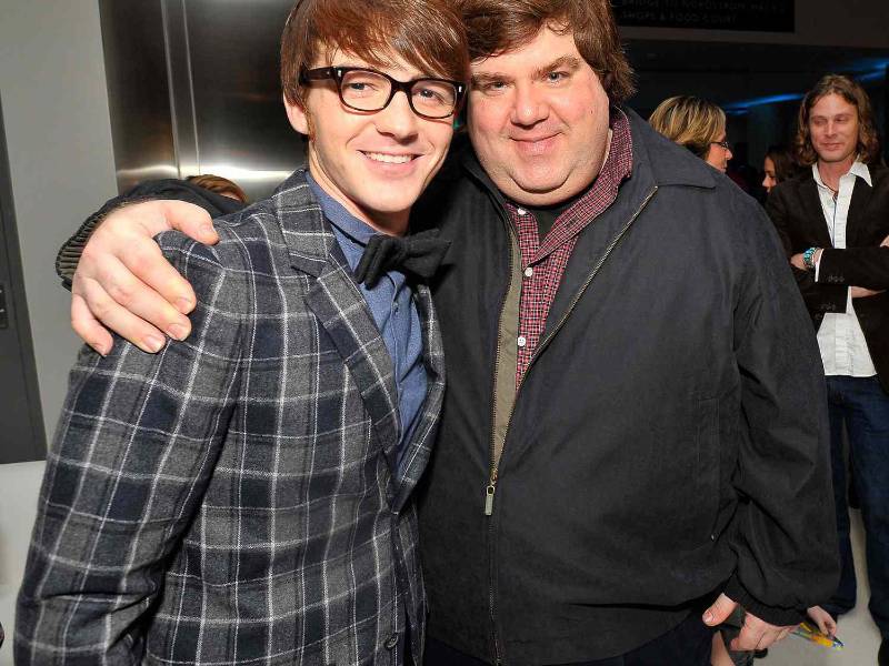 Dan Schneider, el productor caído en desgracia de la era dorada de Nickelodeon, fue acusado por primera vez de mala conducta en 2018, cuando Hollywood estaba teniendo en cuenta el abuso generado en la industria en medio del movimiento Me Too En esta foto de archivo posa con Drake Bell.