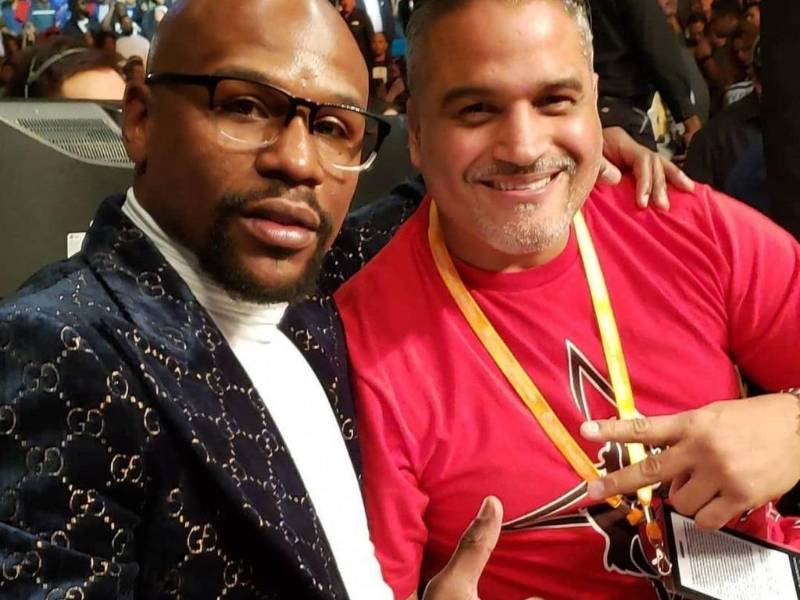 Ricky Fúnez junto al legendario boxeador Floyd Mayweather.