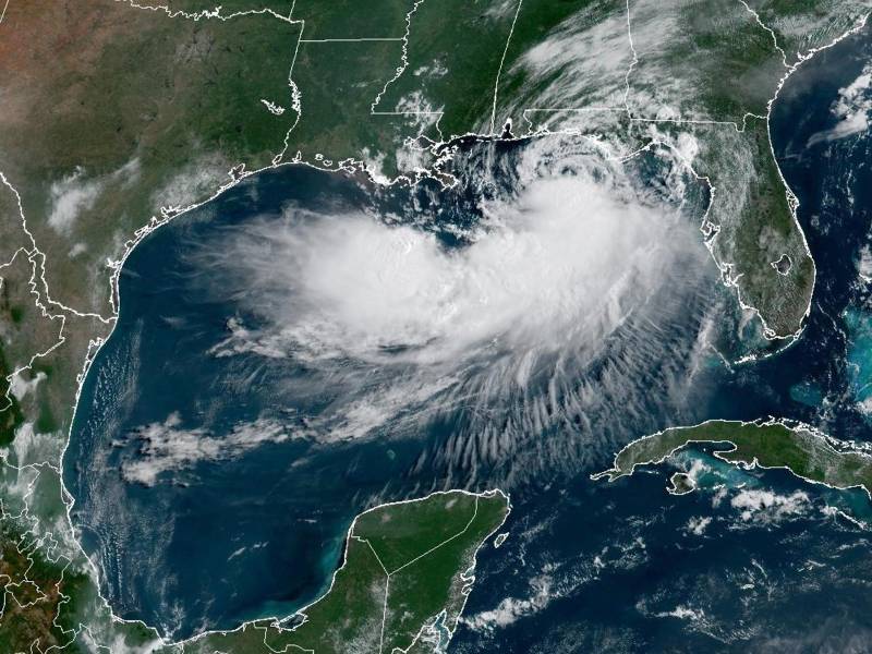 Fotografía satelital cedida por la Oficina Nacional de Administración Oceánica y Atmosférica (NOAA) a través del Centro Nacional de Huracanes (NHC) de Estados Unidos que muestra la localización de la tormenta tropical Bertha en el golfo de México. EFE/NOAA-NHC