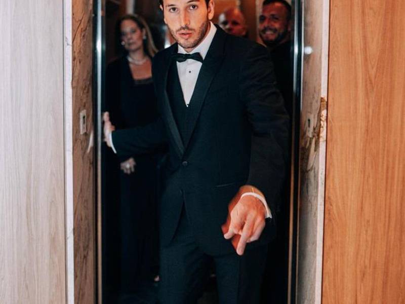 El colombiano Sebastián Yatra llega a la gala como presentador, máximo nominado en diez categorías y además como invitado musical. El jueves en la noche interpretará por primera vez en vivo el single, que estrenó el pasado 16 de febrero, titulado “Una noche sin pensar”.