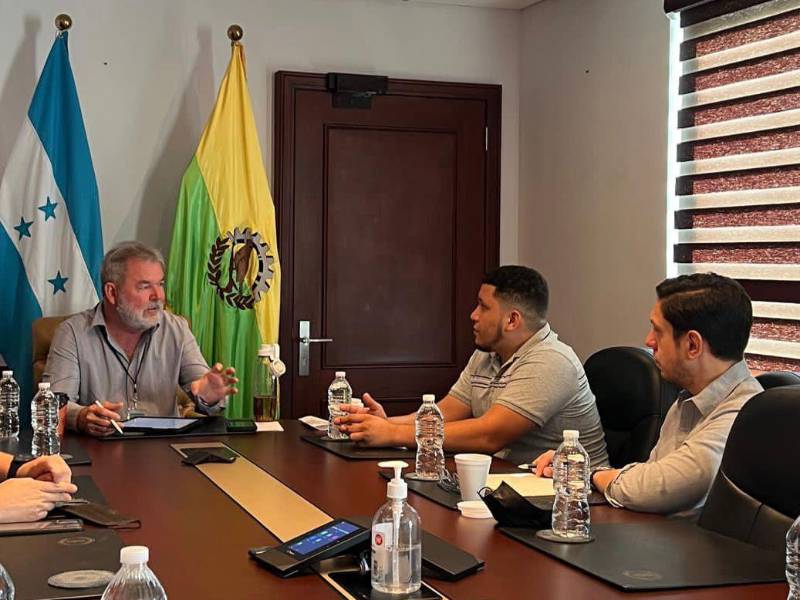Los dueños de La Puntita se reunieron con el alcalde Roberto Contreras.