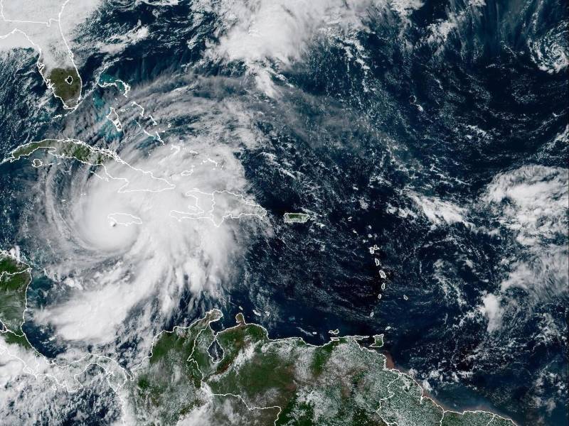 Fotografía satelital cedida donde se muestra la localización del huracán Melissa en el mar del Caribe.