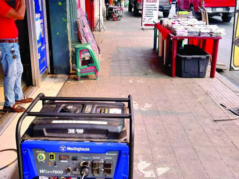 <b>Negocios de El Centro han adquirido pequeñas plantas con las que ponen a funcionar los POS, las luces y algunos ventiladores. Fotos: Héctor Edú y José Cantarero.</b>