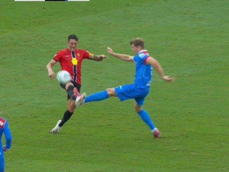 La dura entrada de Sorloth tras ingresar en el segundo tiempo del encuentro.