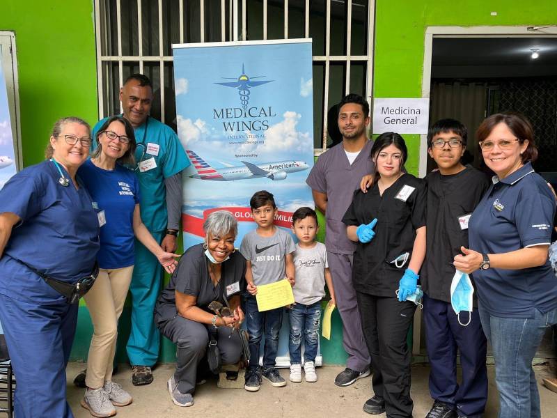 Médicos de Medical Wings International, Elsa Osorto y niños beneficiados en la brigada.