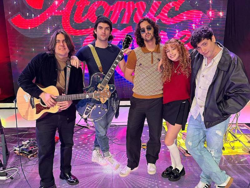 Atomic Rose es un grupo que canta principalmente en idioma inglés, con un género de Indie Rock Alternativo con Dream Pop.