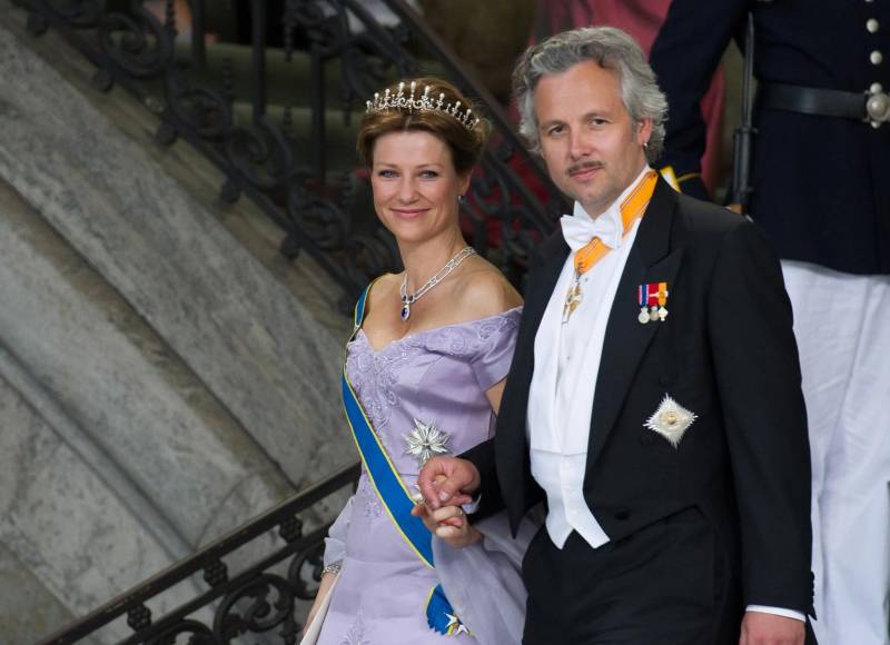 Marta Luisa de Noruega y Ari Behn estuvieron casados durante 14 años, en los cuales procrearon tres hijas. Fue en 2016 que anunciaron su separación, su romance fue complicado. Pero nada hacía presagiar el trágico final del escritor, quien se quitó la vida a los 47 años, en el año 2019, esto debido a una profunda depresión. 