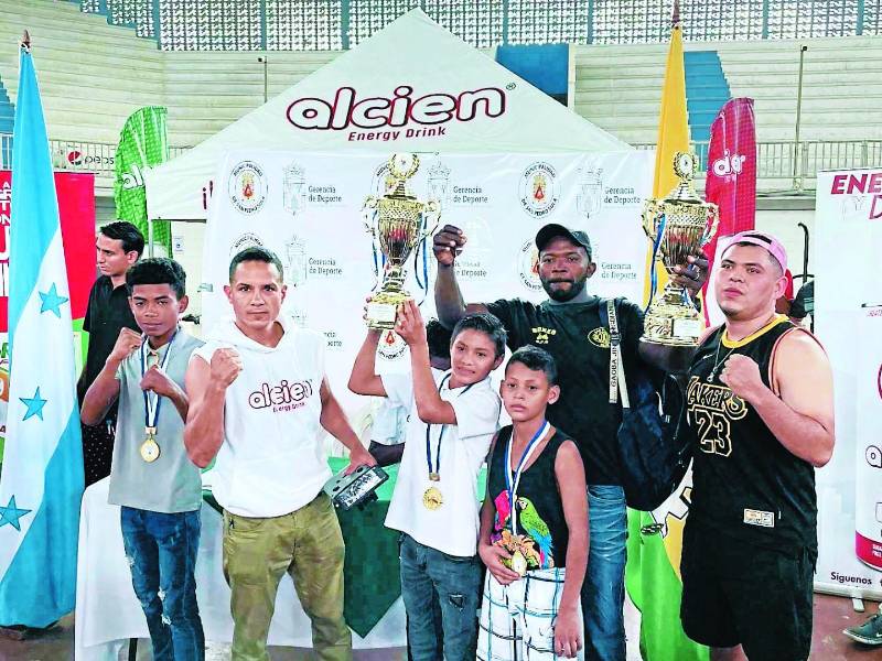Máximo León, Isaac Reyes y Peter Hernández posan con su entrenador; Isaac Reyes.