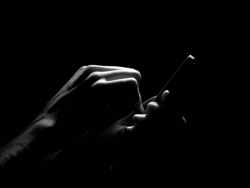 Las imágenes gráficas como los videos de los asesinatos de Zarutska y Kirk se convierten en algo parecido a películas macabras virales cuando se reproducen sin cesar.