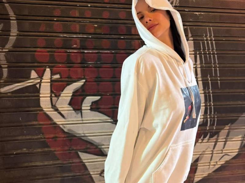 La actriz y cantante mexicana Gala Montes compartió una fotografía de su infancia en la que aparece un duro mensaje escrito a mano que atribuye a su madre. La publicación expone una experiencia dolorosa de su niñez y coincide con la promoción de su primer álbum musical, “La hija de nadie”, que llegará a las plataformas el próximo 23 de octubre de 2026.