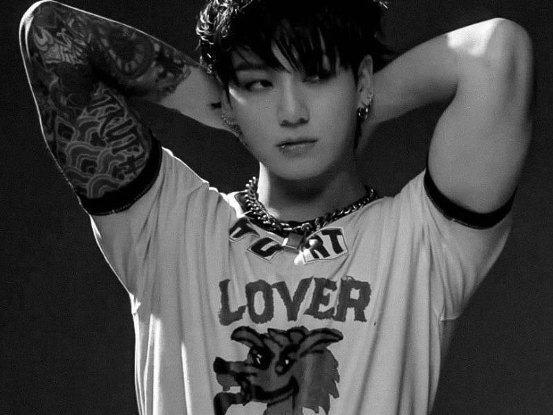 El popular integrante del grupo surcoreano BTS respondió una serie de preguntas hechas por sus seguidoras en dos “listening party” realizados recientemente. Se trata de una interacción radial que los artistas surcoreanos tienen con sus fanáticos cuando están en promoción de sus discos. Las fans se conectaron y tuvieron la oportunidad de interactuar con el cantante que se encuentra en plena promoción de su nueva canción como solista, “3D”.