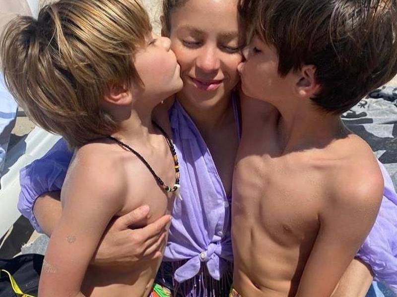 La cantante colombiana junto a sus hijos Milan y Sasha