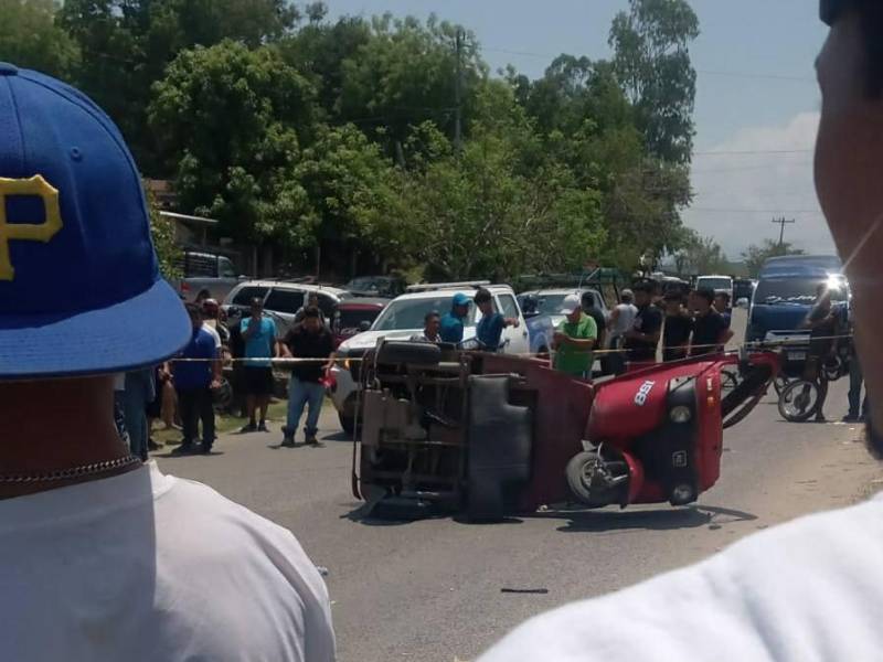 La mototaxi quedó destruida tras la colisión con el vehículo pesado.
