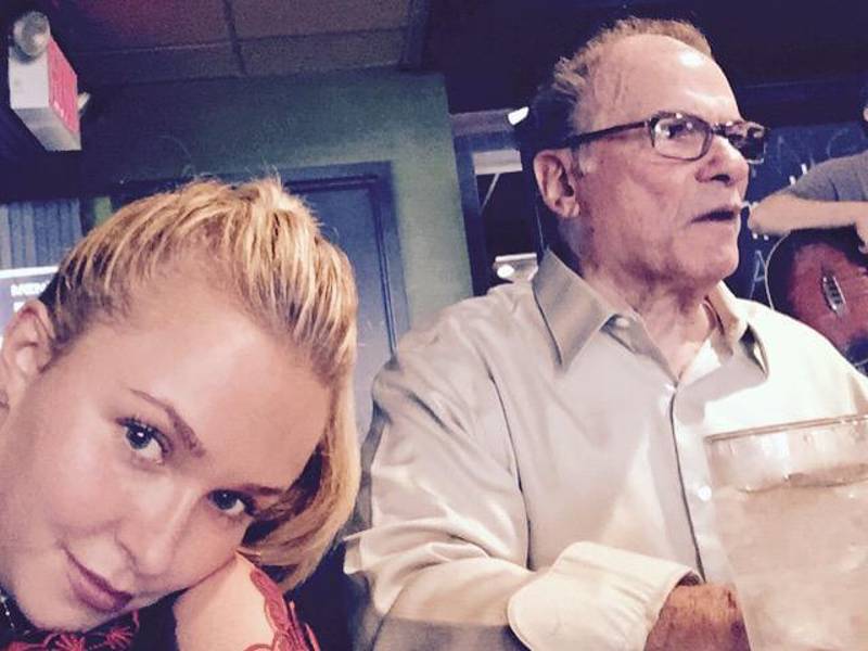 A pesar del distanciamiento con su madre, Hayden Panettiere describió tener una excelente relación con su padre, Alan Skip Panettiere.
