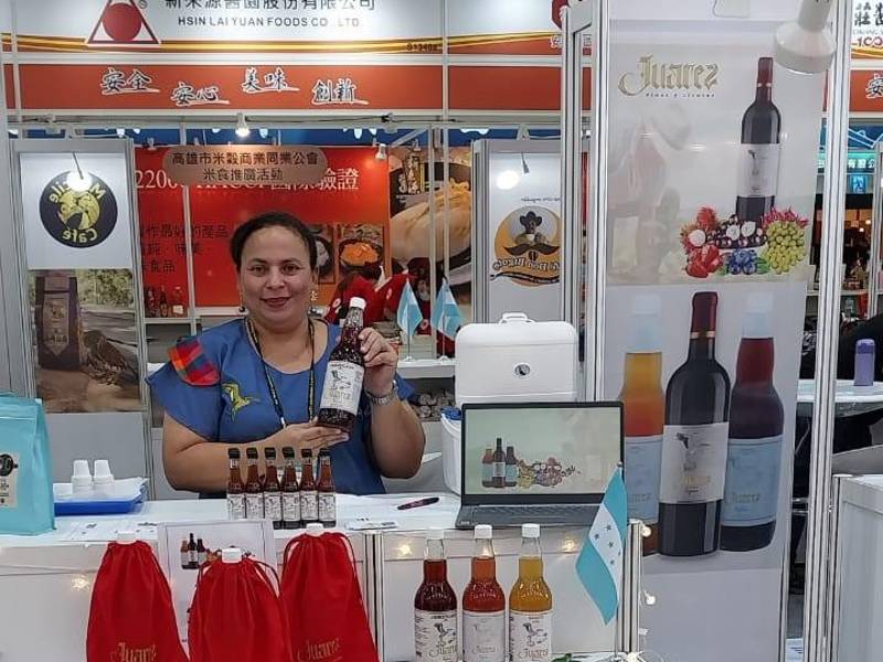 Karen Pineda mostrando los productos que ofrece vino Juárez.