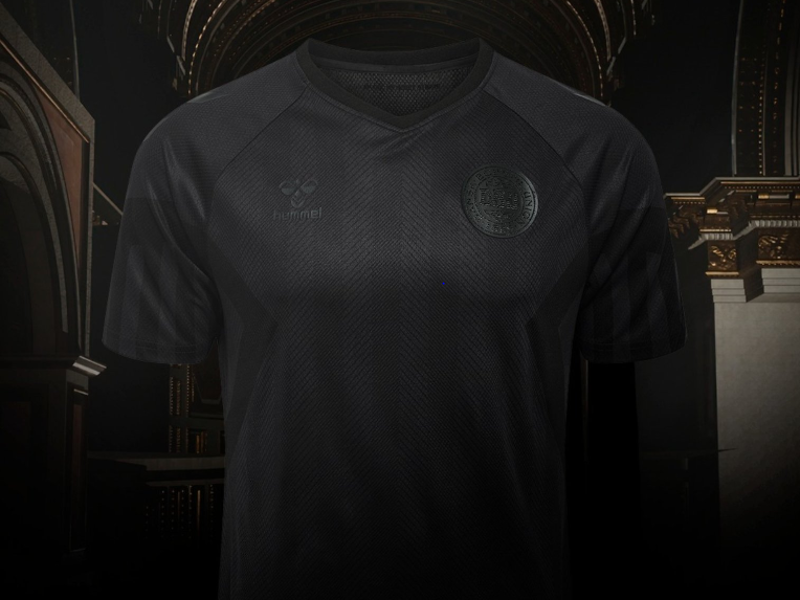 Diseño de la camiseta negra de Dinamarca para el Mundial de Qatar 2022.