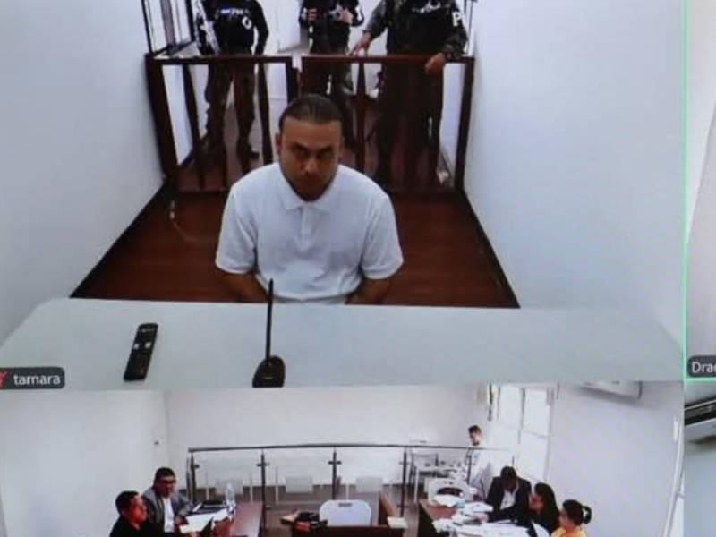 En su segundo día del juicio contra Gilbert Reyes, acusado de la muerte de su expareja y sus dos amigas, se han evacudao varios testigos y él solo escucha.