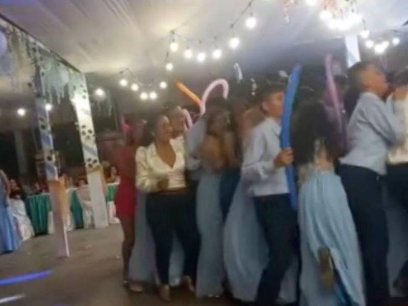 Momento en que los alumnos están sobre la pista bailando.