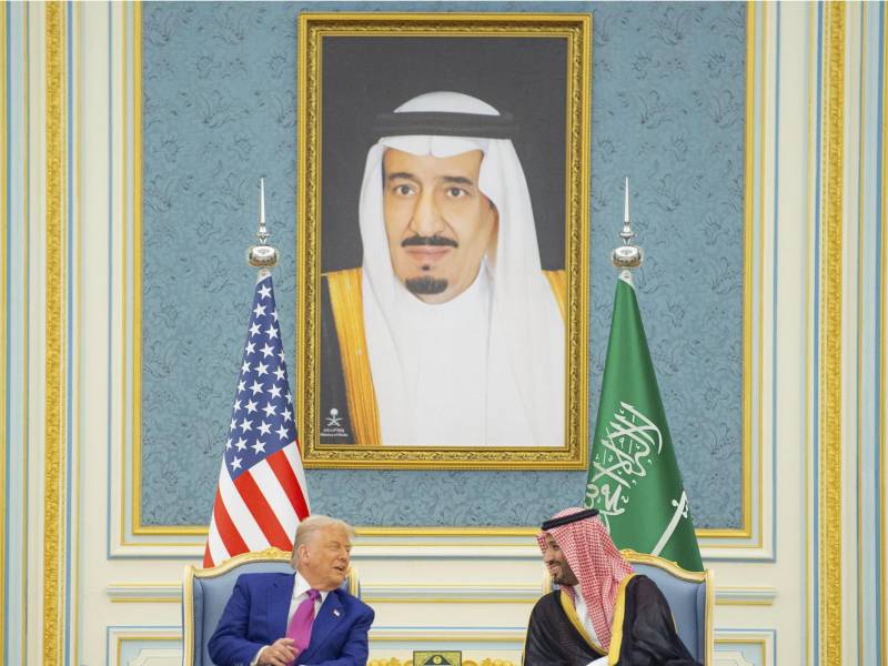 Trump junto al príncipe heredero saudí, Mohammed bin Salman en la Corte Real del Palacio Al-Yamamah en Riad.