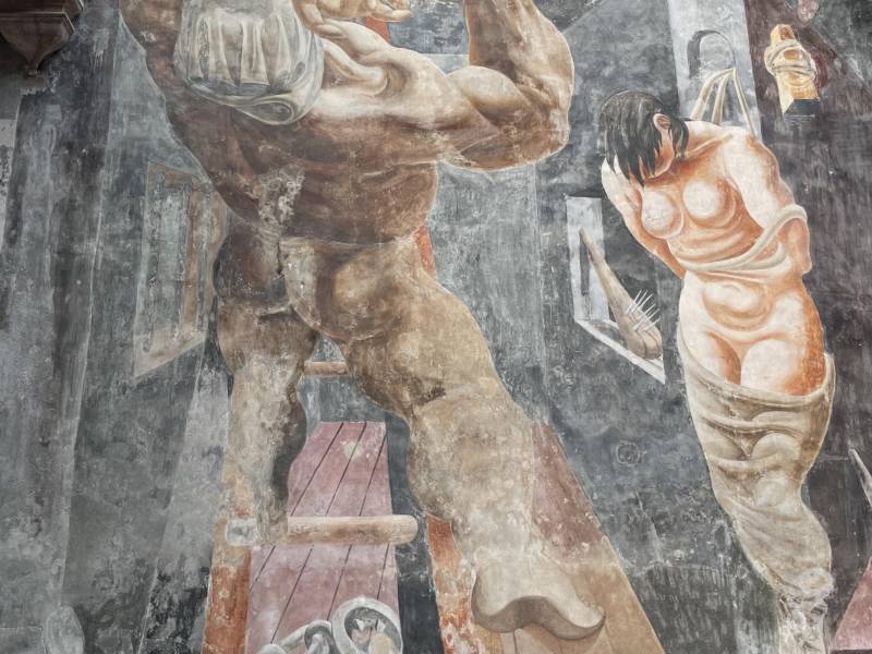 “La Lucha Contra el Terrorismo”, antes de su restauración, en el 2022. Al mural le faltaban secciones enteras. (vÍa fundación Philip Guston y Hauser &amp; Wirth)