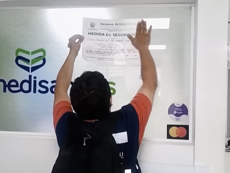 Una de las clínicas en Medisan en Colombia fue cerrada por no cumplir con los permisos de salud para operar. El cierre fue temporal, pese a las denuncias realizadas por Séptimo Día de Caracol TV.