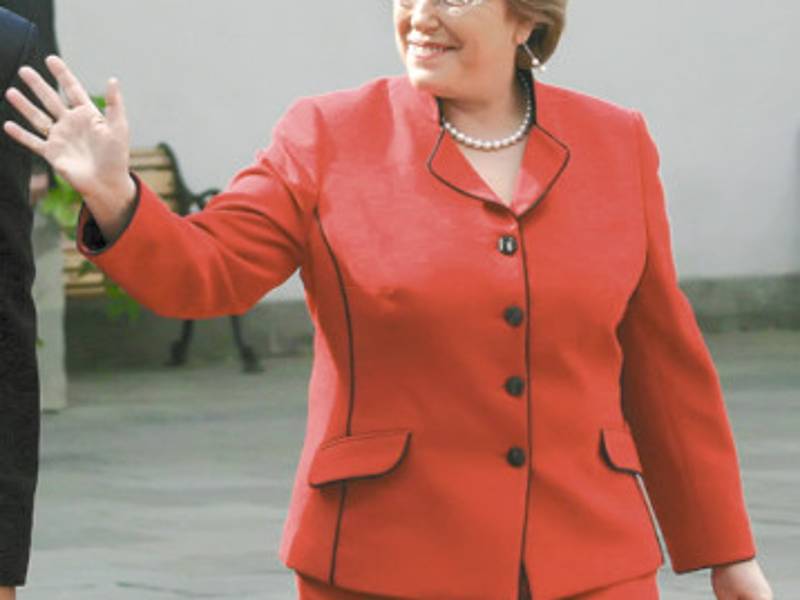 The President of Ecuador, Rafael Correa (L), is welcomed by his Chilean counterpart Michelle Bachelet at the presidential palace La Moneda in Santiago on September 15, 2008. Presidents of the Union of South American Nations arrived in Chile for an emergency summit on the crisis which erupted in Bolivia last week, killing at least 18 people. AFP PHOTO/CLAUDIO SANTANA