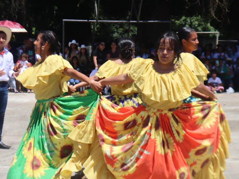 El cuadro de danza dando su espectáculo.