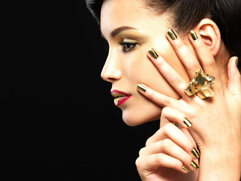 Esmaltes metálicos, dorado o plateado, ideales para las fiestas.