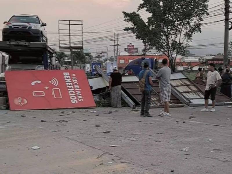 Con quema de llantas y bloqueos protestan en Choloma personas afectadas por la empresa Koriun.