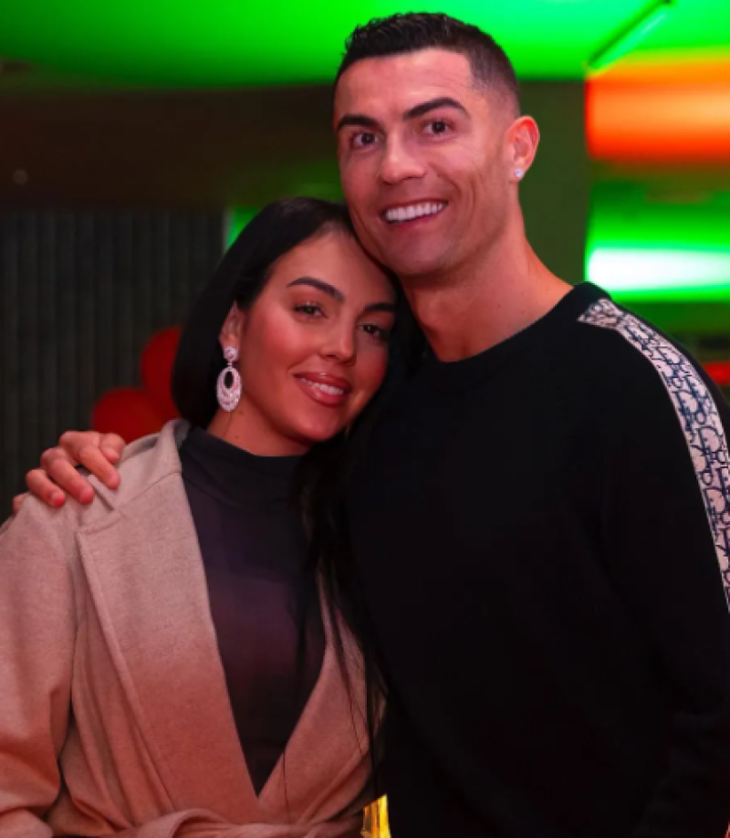 “Como todos saben, porque Georgina lo ha contado, cuando se conocieron Cristiano entraba a la tienda de Gucci con unos amigos y con su hijo y justo ella salía por la puerta, pero eso no fue así”, comentó Pablo Bone.