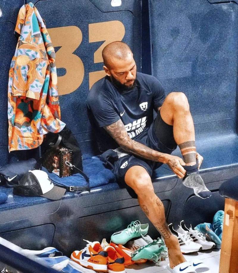 La versión de los hechos de la mujer se mantuvo estable y la juez rechazó diversos recursos de los abogados de Alves pidiendo su libertad condicional, alegando que existía riesgo de fuga a Brasil.